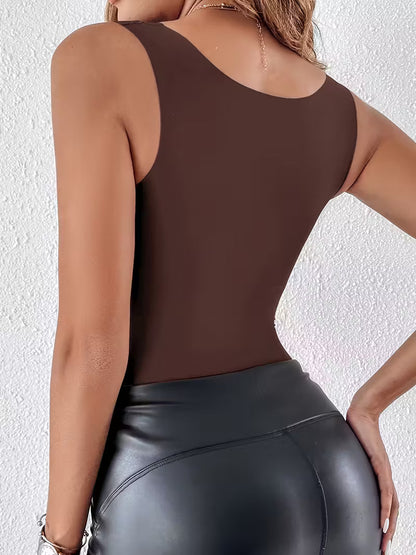 Milan négyszögletes nyakkivágással