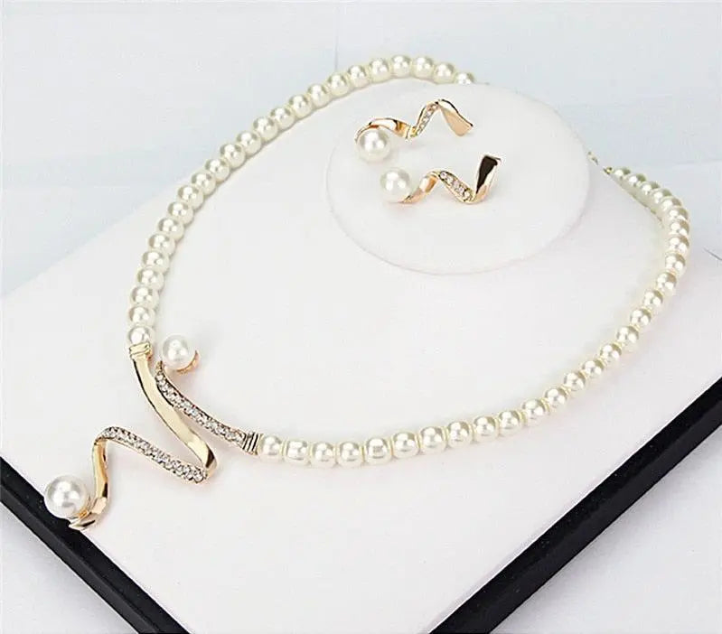 PEARLESQUE | Natural Pearl Necklace Earring Set