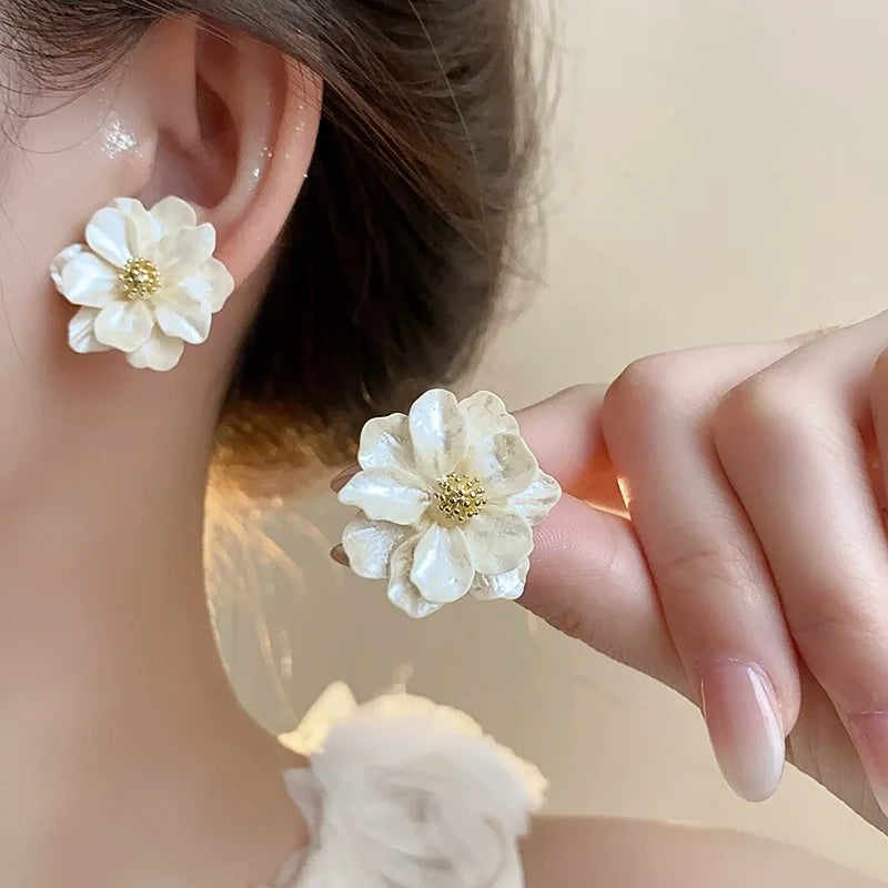 PRELUDE | White Chic Earrings