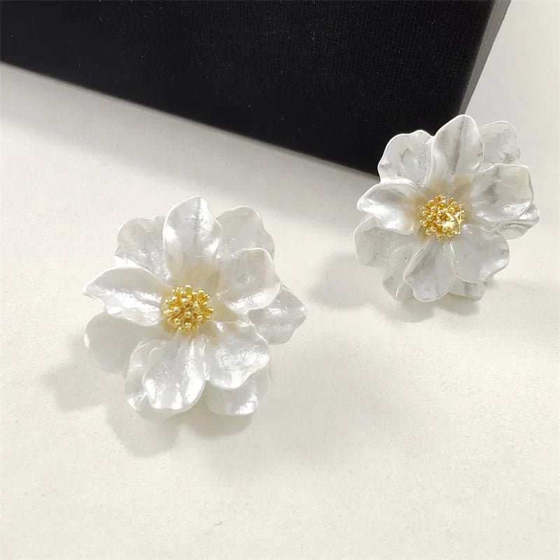 PRELUDE | White Chic Earrings