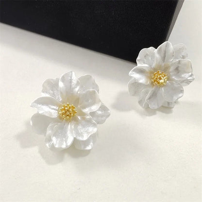 PRELUDE | White Chic Earrings