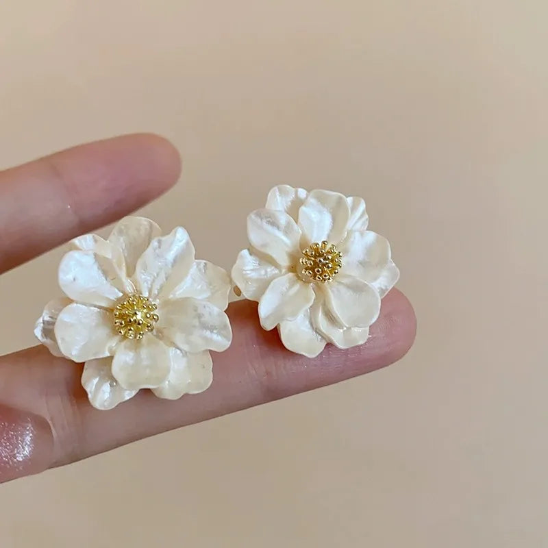 PRELUDE | White Chic Earrings
