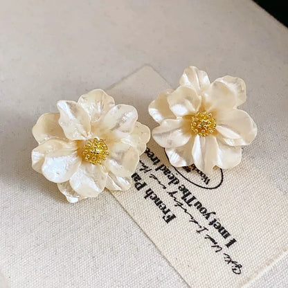 PRELUDE | White Chic Earrings