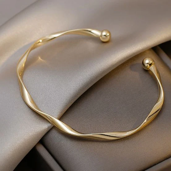 SWALLOW | Gold Elegant Bracelet